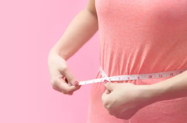 Chuyên gia dinh dưỡng Jonathan Valdez cho biết: "Nguy hiểm nhất là khi nó (mỡ nội tạng) tập trung ở vùng bụng, với lượng lớn sẽ có nguy cơ mắc bệnh tiểu đường, đột quỵ, Alzheimer, cholesterol cao và bệnh tim cao hơn". Ảnh: PC.