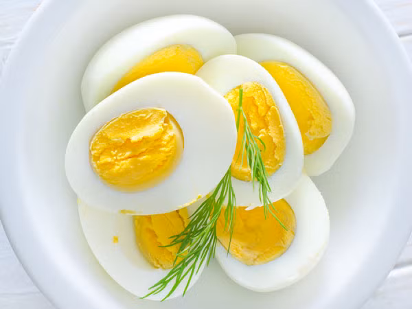 1. Trứng: "Trứng chứa ít calo nhưng giàu protein và các chất dinh dưỡng quan trọng khác. Nghiên cứu chỉ ra rằng khi ăn trứng vào bữa sáng có thể giúp tăng cường giảm cân. Thực phẩm giàu protein như trứng có thể giúp tăng cảm giác no, có thể khiến bạn ăn ít calo hơn trong suốt cả ngày", chuyên gia Valdez nói. Ảnh: Boldsky.