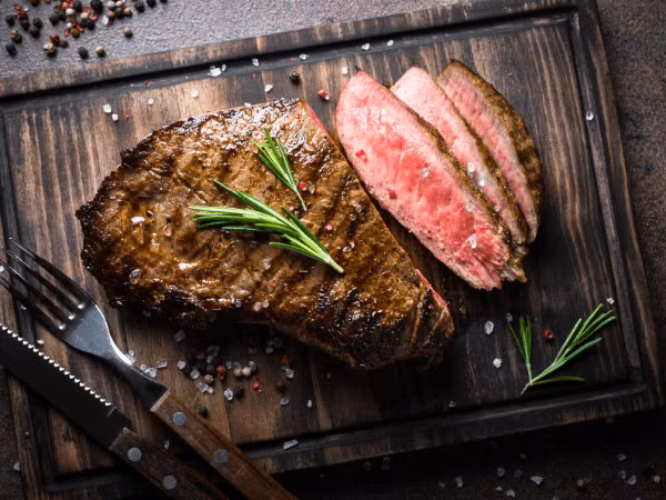 6. Protein nạc (như thịt bò và thịt gà): Protein sẽ giúp tạo cảm giác no và giúp duy trì cơ bắp. Ảnh: Boldsky.