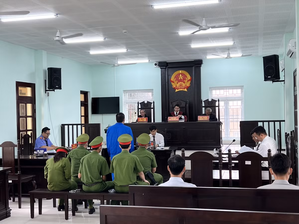 Nguyen can bo quan giao dung nhuc hinh voi pham nhan linh 2 nam tu