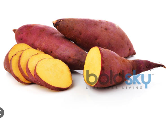 5. Khoai lang: Khoai lang chứa cả chất xơ hòa tan và không hòa tan, rất tốt cho hệ tiêu hóa và sức khỏe tim mạch. "Chất xơ có thể giúp bạn no lâu hơn và cân bằng lượng đường trong máu, điều này có thể hữu ích khi cố gắng giảm mỡ nội tạng", chuyên gia cho biết. Nam giới nên ăn 38 gram và phụ nữ nên ăn 25 gram chất xơ mỗi ngày. Ảnh: Boldsky.