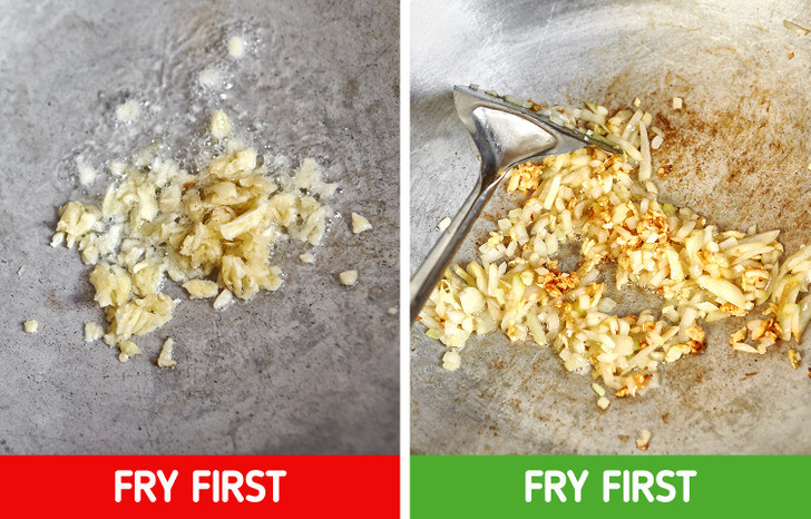 2. Không tính đến thời gian nấu của từng nguyên liệu: Trước khi nấu, nhiều người bắt đầu với việc xào tỏi, tiếp đến là hành tây và các gia vị khác, sau đó mới cho thịt vào. Tuy nhiên, chúng ta đang mắc một sai lầm, chẳng hạn như tỏi ở dạng miếng nhỏ, sẽ chín và thậm chí cháy trước khi chúng ta cho các nguyên liệu khác.