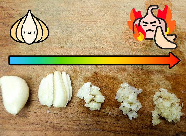 9. Tỏi là một loại gia vị có mùi và hương vị mạnh, nhưng ít ai biết rằng hương vị của nó có thể thay đổi tùy thuộc vào cách chế biến. Nếu bạn băm thật nhuyễn, sẽ dễ chiên hơn, bạn cũng có thể tận dụng các đặc tính của nó tốt hơn.