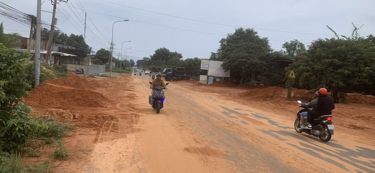 Bình Thuận: Cát tràn xuống đường sau cơn mưa lớn - Hình 3 Binh Thuan: Cat tran xuong duong sau con mua lon-Hinh-3