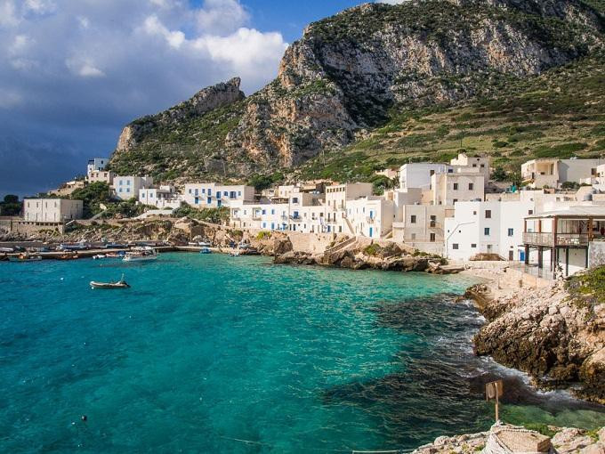 Ở Sicilia, Italia, bạn có thể mua nhà giá rẻ giật mình, giá cả một ngôi nhà chỉ có 1 euro (khoảng 26.000 đồng). Do nhân khẩu ở nơi đây liên tục giảm sút đến mức đáng báo động trong những năm gần đây, chính quyền địa phương đã quyết định bán nhà giá rẻ để thu hút người dân đến sinh sống.