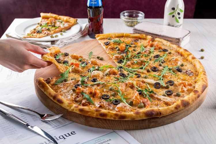 Nơi chỉ cần tắt điện thoại, khách thỏa thích ăn miễn phí. Curry Pizza Company, một cửa hàng pizza ở Fresno, California vừa qua gây xôn xao dư luận khi được ra chính sách khuyến mãi đầy hấp dẫn. Chỉ cần khách hàng đồng ý tắt điện thoại khi dùng bữa trong nhà hàng, chỉ giao tiếp bình thường trong bữa ăn, họ sẽ được khuyến mãi.