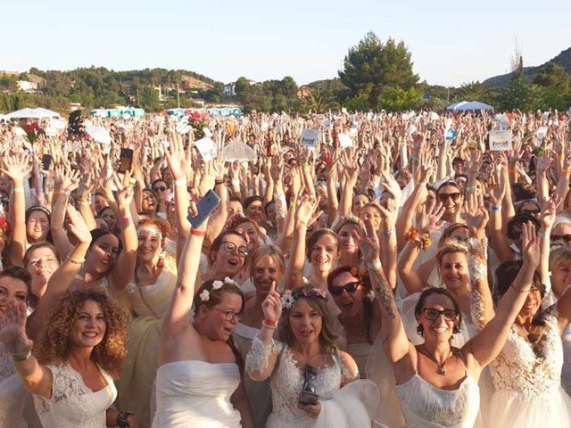 Kỷ lục “nhóm người mặc váy cưới đông nhất thế giới” được tổ chức bởi một cửa hiệu váy cưới nằm ở thị trấn Petrer, Tây Ban Nha. 1.347 phụ nữ từ 18 đến 92 tuổi đã cùng nhau mặc váy cưới để tạo nên kỷ lục Guinness.