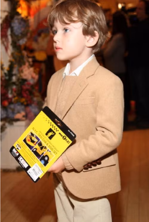 Bên cạnh đó, cậu bé cũng thích máy bay trực thăng và nhiều loại ôtô, nhưng tuyệt nhiên không bao giờ cho chúng lên giường vì ưa sạch sẽ. Ảnh nguồn: gettyimages.com 