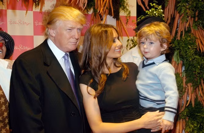 Barron thích chơi bóng rổ, tennis và golf. Cậu bé cũng thường chơi lắp ráp các mô hình tòa nhà theo kiểu xây thứ gì đó, phá chúng đi, rồi lại dựng cái khác. Ảnh nguồn: gettyimages.com