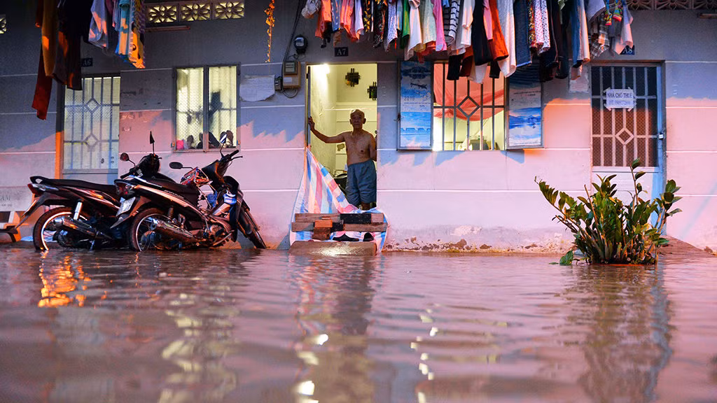 Nhiều dãy trọ bị cô lập vì nước ngập ở xã Nhơn Đức, Nhà Bè - Ảnh: HỮU KHOA