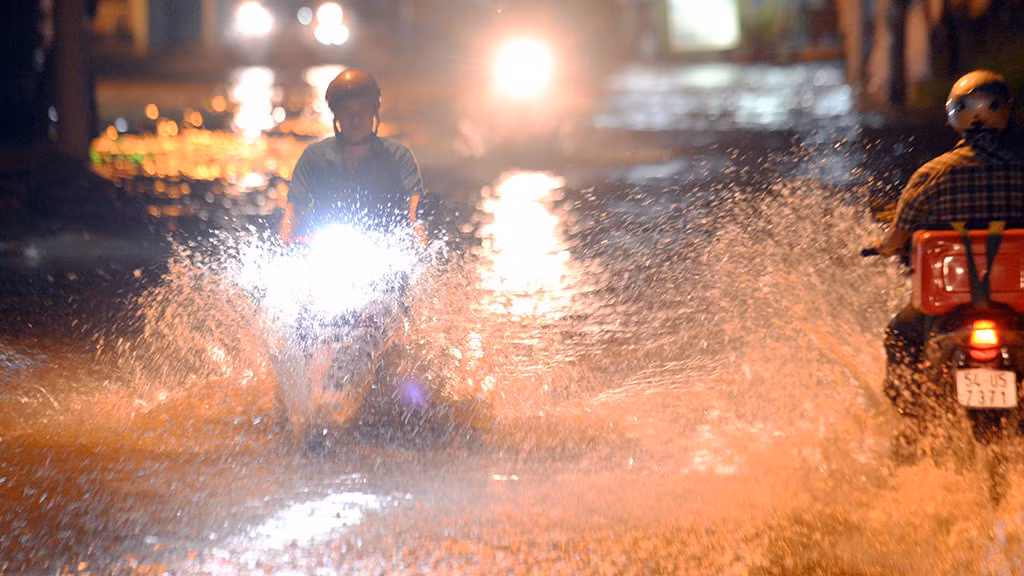 Nước ngập sâu trên đường Lê Văn Lương - Ảnh: HỮU KHOA