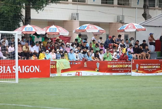 Khan gia Tay Nguyen doi mua xem giai bong da 7 nguoi