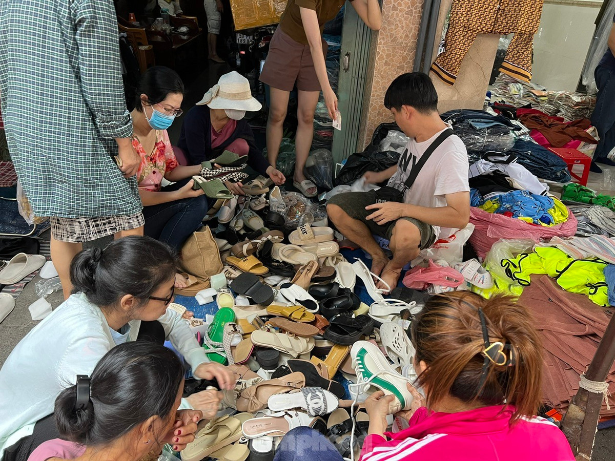 iày dép si cũng được bán đổ đống.