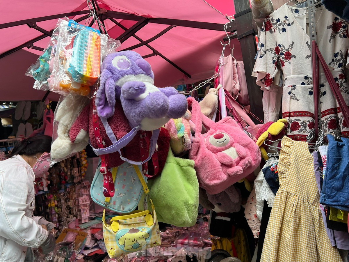 gay cả thú bông, balo thú nhồi bông cho trẻ em cũng được nhập về bán với giá từ 10.000 - 20.000 đồng/sản phẩm.