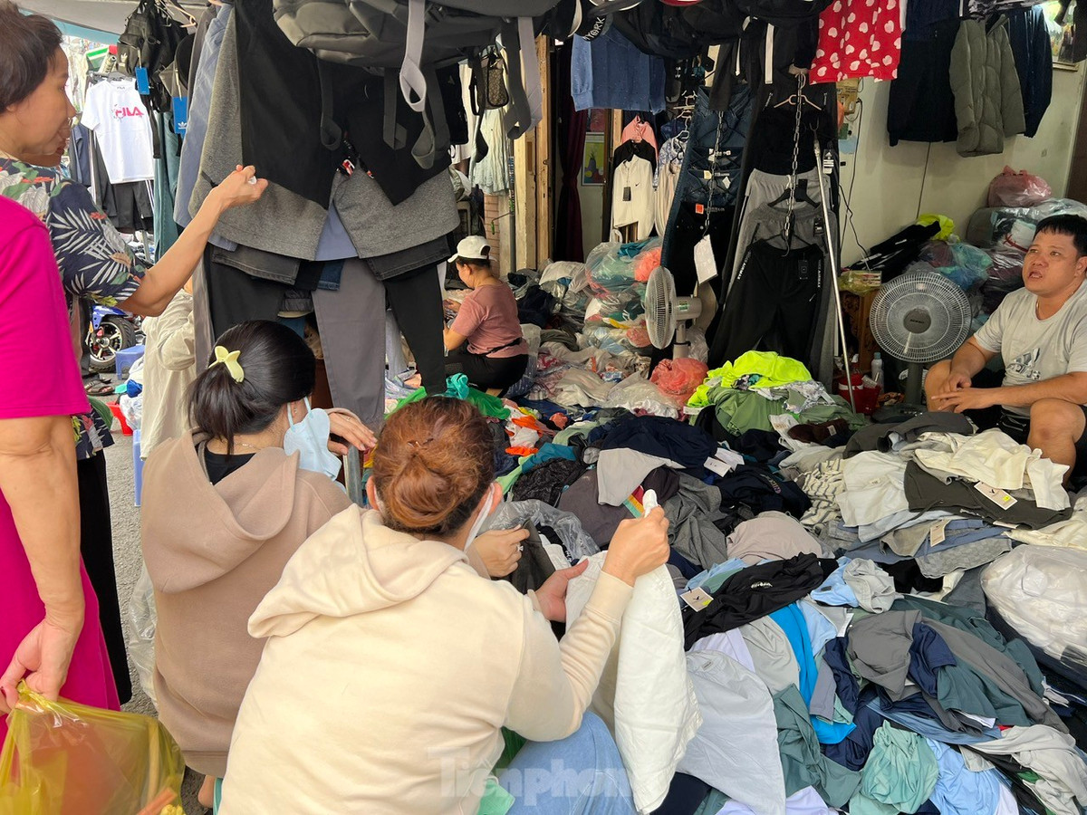 ẻ mua người bán tấp nập một góc chợ.