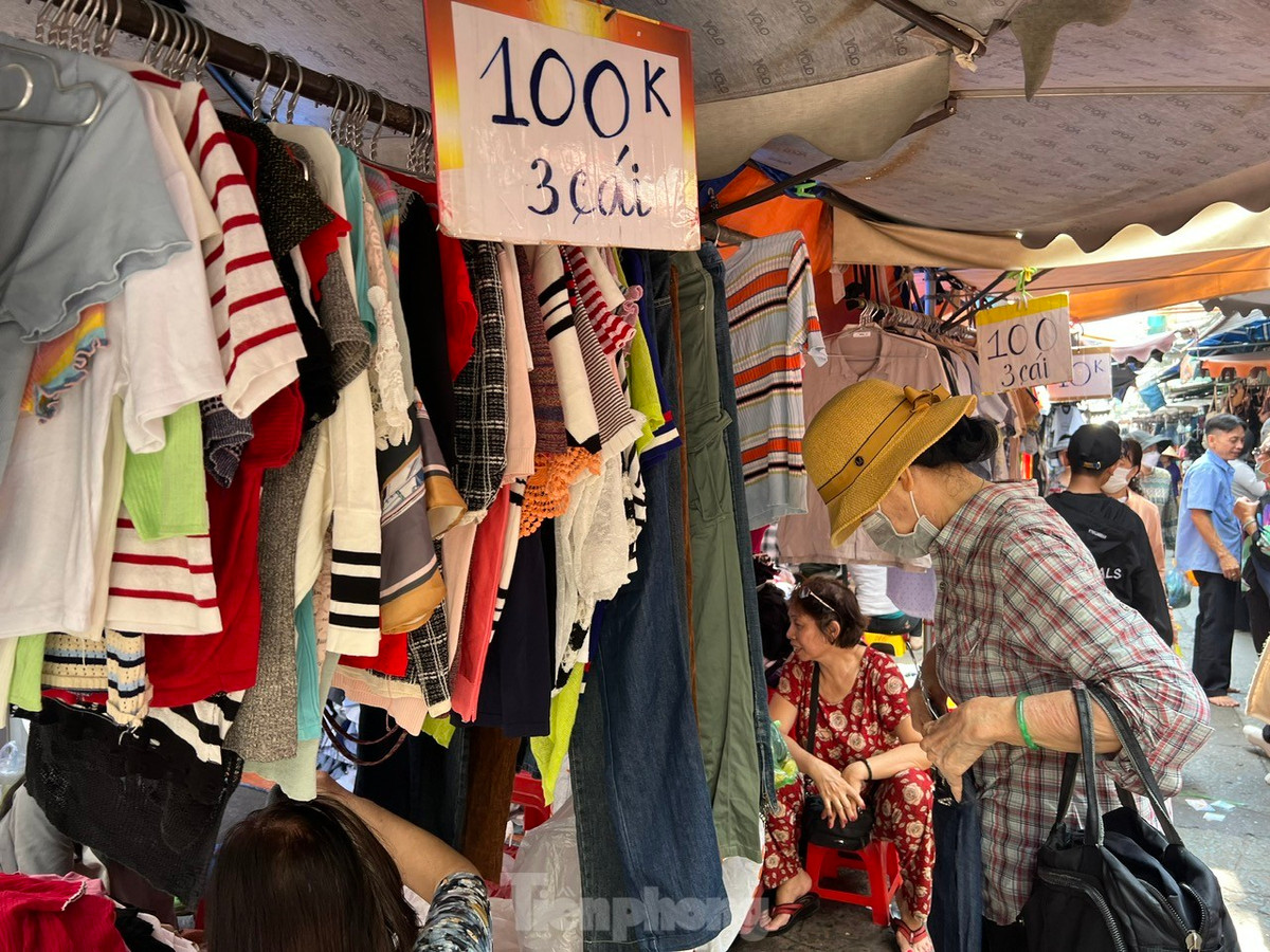 àng đẹp, bền, giá lại cực rẻ. Chợ đồ si không chỉ thu hút khách mua hàng là dân lao động, người có thu nhập thấp mà cả khách sang cũng tìm đến. "Có cả những nghệ sĩ nổi tiếng cũng tìm đến đây để mua hàng si. Lý do đơn giản là ở đây có nhiều món không đụng hàng" - bà Minh (có hơn chục năm kinh doanh đồ si tại chợ Bàn Cờ) vui vẻ nói.