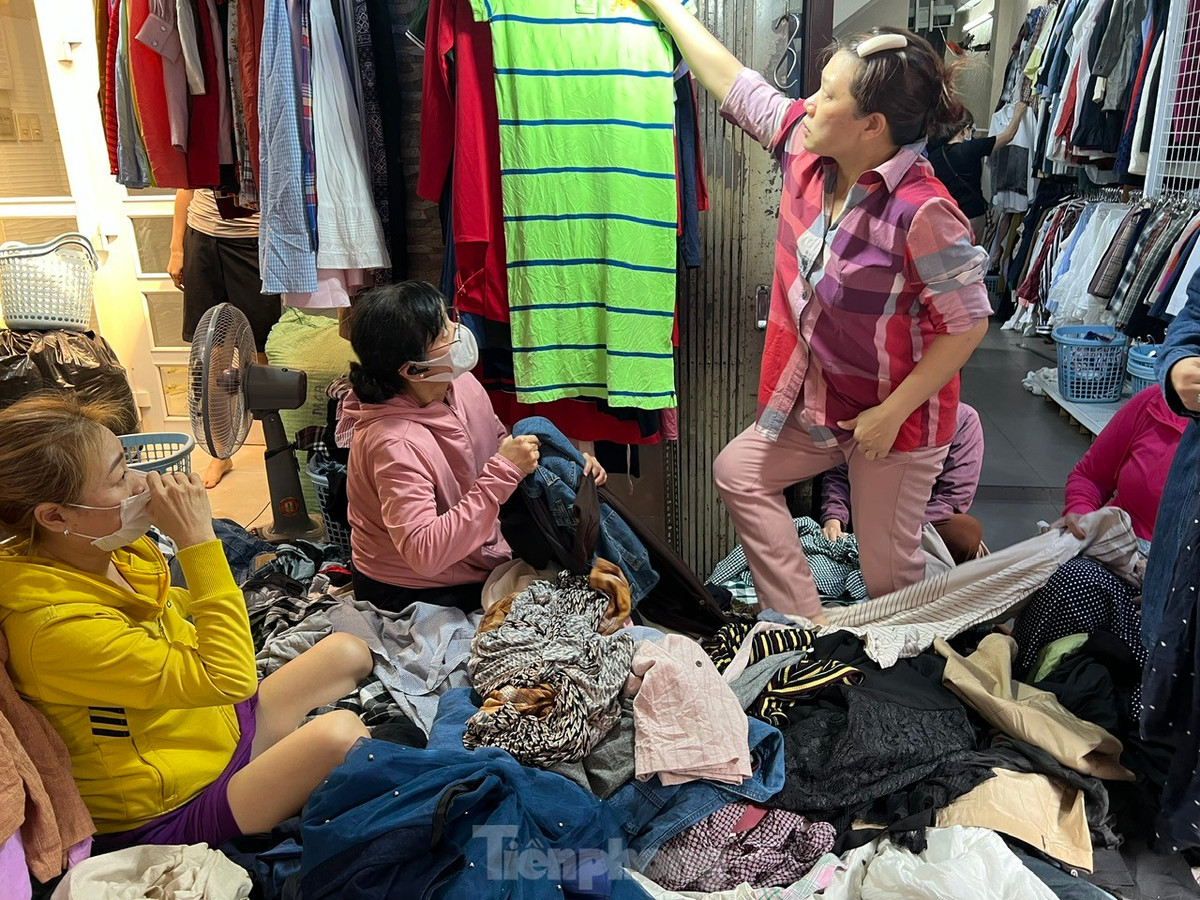 o thời trang ở đây đa số là đồ cũ nên khách mua về cần giặt giũ nhiều lần, phơi nắng kỹ trước khi sử dụng.