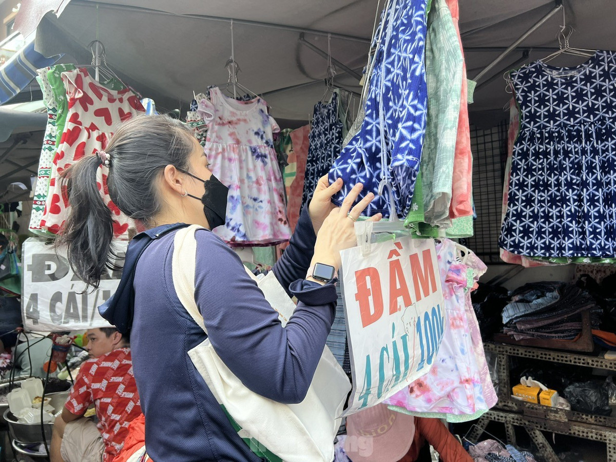 iá đồ si cũng rất "thượng vàng hạ cám". Có loại chỉ vài chục nghìn đồng một sản phẩm, nhưng cũng có hàng lên tới tiền triệu. Nếu là dân chuyên săn hàng si, chỉ cần nhìn qua, khách đã biết đâu là hàng xịn, hàng limited (phiên bản giới hạn) và sẵn sàng chi tiền để sở hữu.