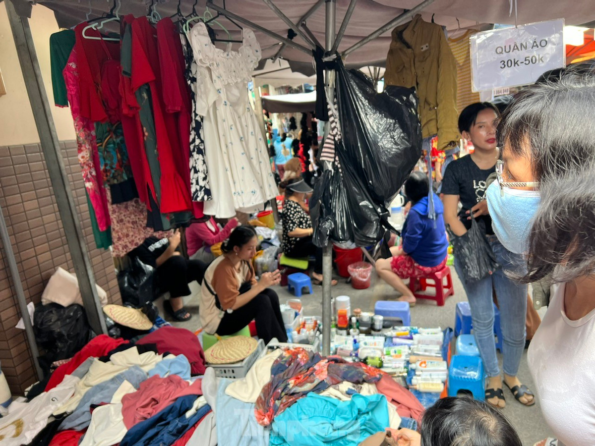 hu vực đồ si ở chợ Bàn Cờ khá rộng, bán tới tới muộn và giá cực mềm nên luôn đông khách.