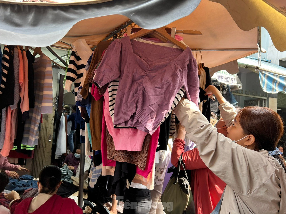hững chiếc áo vừa đổ từ một chiếc thùng to ra, hàng đẹp được treo cao để thu hút khách.