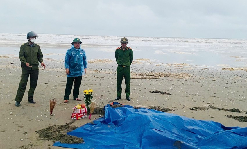 Phat hien 2 thi the troi dat vao bo bien o Ha Tinh