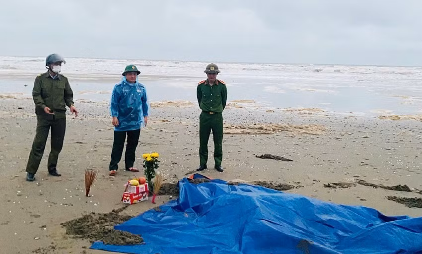 Phat hien 2 thi the troi dat vao bo bien o Ha Tinh