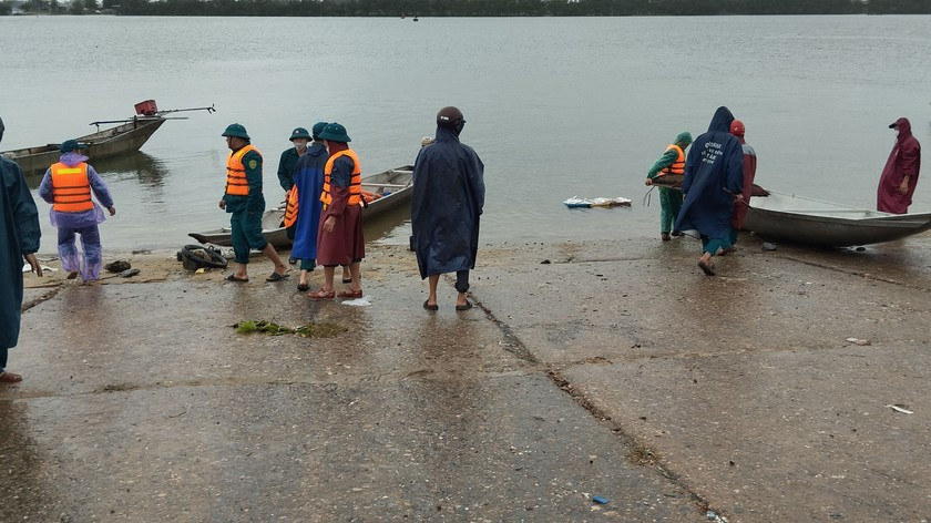 Nỗ lực tìm kiếm nam thanh niên nghi nhảy cầu Quán Hàu tự tử No luc tim kiem nam thanh nien nghi nhay cau Quan Hau tu tu