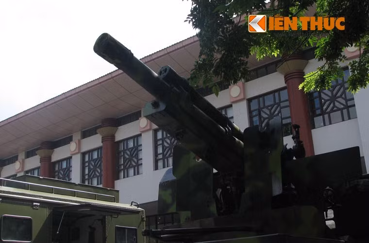 Pháo tự hành 105mm có tầm bắn tối đa hơn 11km và được dùng tiêu diệt các mục tiêu trong và ngoài công sự, chế áp hỏa lực đối phương, tạo điều kiện cho lực lượng khác chiếm lĩnh trận địa khi tấn công.