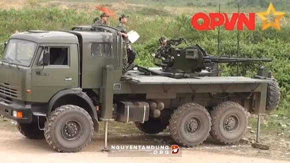 Ngoài các loại pháo mặt đất, chúng ta cũng đang nghiên cứu tích hợp pháo phòng không lên xe cơ giới qua đó tạo ra pháo phòng không tự hành hiện đại. Theo Trung tá Vũ Tuấn Anh, Trưởng phòng Ô tô quân sự (Viện KTCGQS)-Chủ nhiệm đề tài “Nghiên cứu thiết kế, chế tạo xe cơ sở để lắp đặt tổ hợp pháo-tên lửa phòng không tầm thấp”: ZU-23-2 có hiệu suất chiến đấu cao. Tuy nhiên, do nguyên bản pháo được thiết kế đặt cố định, nên muốn cơ động được phải có xe kéo vì vậy, bị hạn chế về tính cơ động và thời gian triển khai và thu hồi, ảnh hưởng tới khả năng tác chiến. Để tăng tính cơ động cho pháo, từ tháng 1/2010 đến tháng 10/2015, Viện KTCGQS đã tiến hành nghiên cứu và lắp đặt pháo ZU-23-2 lên xe Kamaz, được hội đồng nghiệm thu cấp Bộ Quốc phòng và cấp Nhà nước đánh giá cao. Nguồn ảnh: Quốc phòng Việt Nam