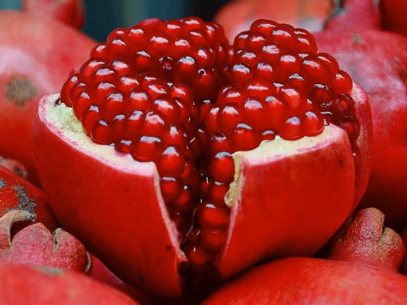 Do đó, nếu ngày Tết ăn lựu càng có nhiều hạt thì sẽ càng gặp nhiều may mắn. Ảnh: baophapluat.