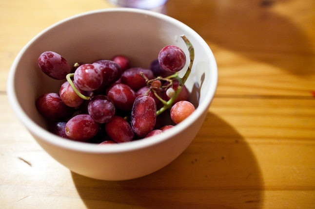 Được biết, đây là truyền thống bắt nguồn từ năm 1909, khi những người trồng nho vùng Alicante thực hiện điều này để giải quyết số nho thừa. Ảnh: hoahoctro.