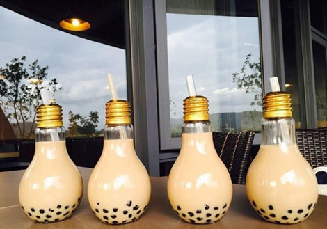 Ngoài ra, trà sữa còn tiềm ẩn nguy cơ ngộ độc thực phẩm nếu các thành phần, nguyên liệu không có nguồn gốc xuất xứ rõ ràng. Ảnh: khoeplus24h.