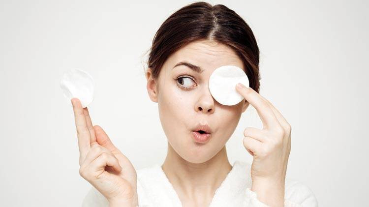 Nếu bạn trang điểm, bạn cần tẩy trang bởi đây là bước làm sạch da rất quan trọng giúp làm sạch sâu và lại bỏ hết bã nhờn gây mụn trên da. Ảnh: bicicosmetics.