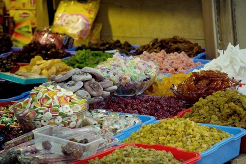 Bánh, kẹo, các loại mứt và các món ăn vặt là những món nhà nào cũng có trong ngày Tết. Đây cũng là những món chứa hàm lượng rất cao. Ảnh: doisongphapluat.