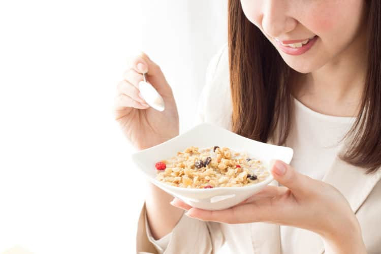 Socola đen, ngũ cốc cũng là thực phẩm hiệu quả giúp bạn ngừa chứng táo bón. Ảnh: hellobacsi.