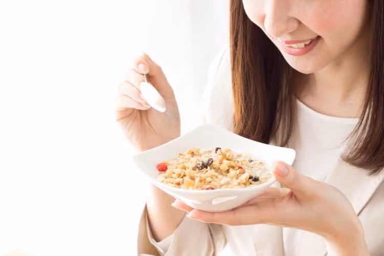 Socola đen, ngũ cốc cũng là thực phẩm hiệu quả giúp bạn ngừa chứng táo bón. Ảnh: hellobacsi.