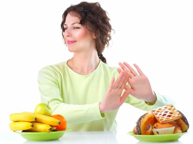 Ăn đủ 3 bữa chính trong ngày. hạn chế ăn vặt cũng là bí kíp giúp bạn không lo về vấn đề cân nặng. Ảnh: voh.