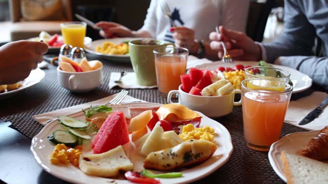 Không bỏ bữa sáng và hạn chế ăn sau 8 giờ tối sẽ giúp bạn ít tăng cân hơn. Ảnh: baogialai.