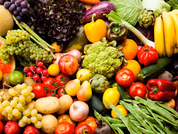 Vì thế mà bạn nên hạn chế ăn những loại thức ăn này, thay vào đó tăng cường rau xanh và trái cây để giúp hệ tiêu hóa khỏe mạnh, da đẹp, dáng xinh. Ảnh: marrybaby.