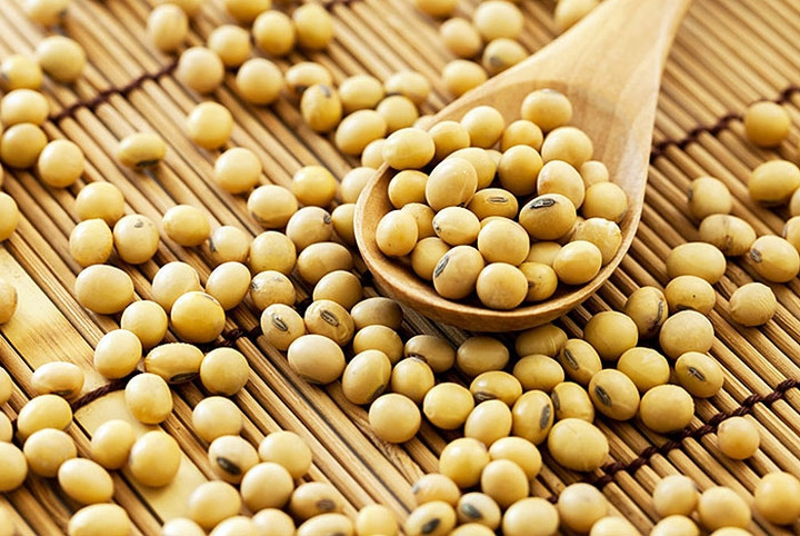 Đậu nành là loại thực phẩm nổi tiếng với công dụng làm đẹp da, trong đó bao gồm cả khả năng làm sáng da, tăng độ ẩm cho da và chữa trị, ngăn ngừa các vết rạn da. Ảnh: vov.