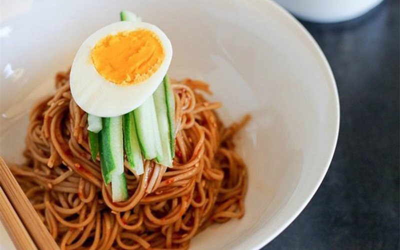 Mì Soba sẽ được gọi là Zarusoba nếu ăn kèm với rong biển Nori, còn nếu không sử dụng rong biển thì sẽ được gọi là Morisoba. Ảnh: cooky.