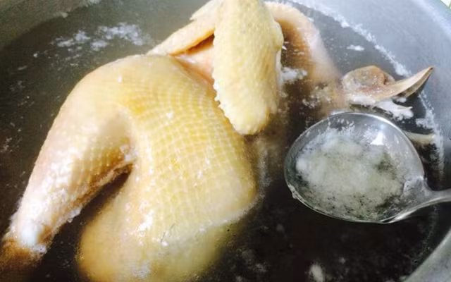 Khi luộc gà, bạn nên cho gà vào nồi ngay từ khi nước còn lạnh để thịt chín dần từ trong ra ngoài. Ảnh: googleusercontent.