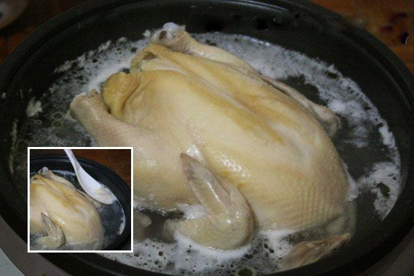 Bạn nên để phần bụng con gà hướng xuống dưới đáy nồi và đổ nước ngập hết toàn bộ con gà. Ảnh: googleusercontent.