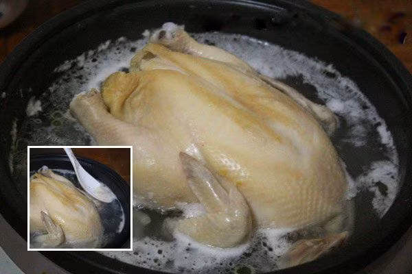 Bạn nên để phần bụng con gà hướng xuống dưới đáy nồi và đổ nước ngập hết toàn bộ con gà. Ảnh: googleusercontent.