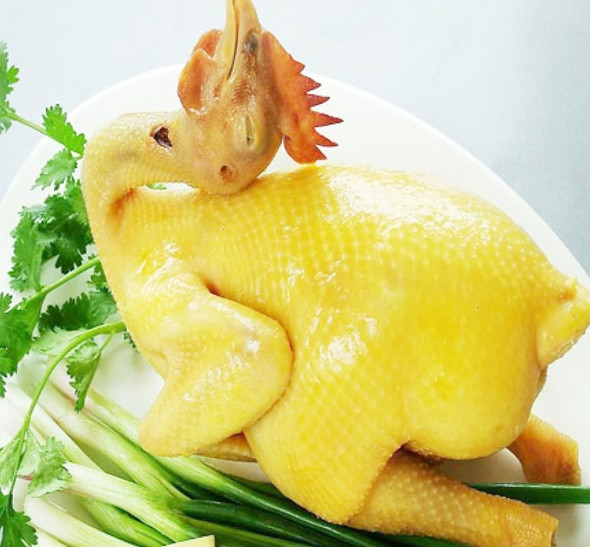 Luộc gà đảm bảo các tiêu chí thơm ngon, vàng ươm, không bị nát và nứt da là công việc không hề dễ dàng với nhiều chị em phụ nữ. Ảnh: ameovat.