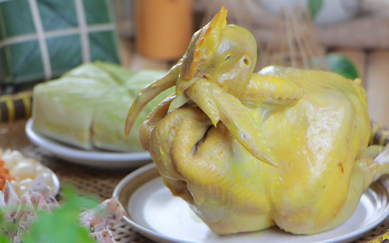 Muốn gà luộc ăn giòn, sau khi luộc chín bạn nên vớt ngay gà ra và nhúng vào nồi nước đun sôi để nguội. Ảnh: cooky.