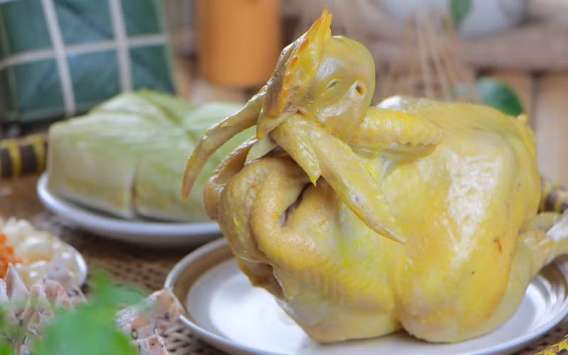 Muốn gà luộc ăn giòn, sau khi luộc chín bạn nên vớt ngay gà ra và nhúng vào nồi nước đun sôi để nguội. Ảnh: cooky.