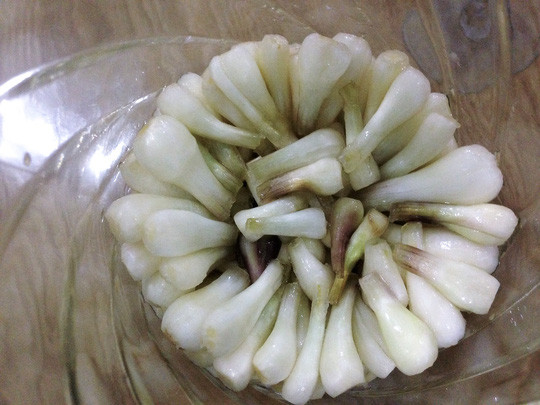 Một cách khác làm kiệu chua giòn như sau: kiệu sau khi sơ chế sạch tiếp tục đem rửa với dấm ăn một lần nữa. Ảnh: mediacdn.