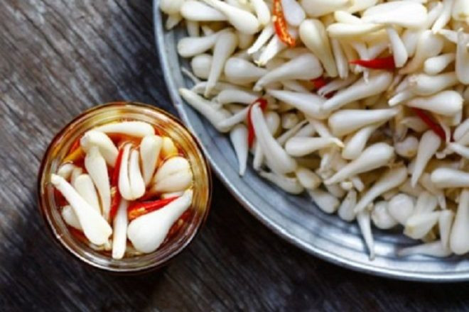 Sau 2 ngày, bạn chuyển toàn bộ kiệu từ trong bát sang một hũ thủy tinh và đậy kín tiếp tục ngâm trong 2 tuần. Cách này tuy tốn thời gian hơn 2 cách trên nhưng ngược lại, kiệu sẽ vừa giòn vừa thơm rất ngon. Ảnh: webnauan.