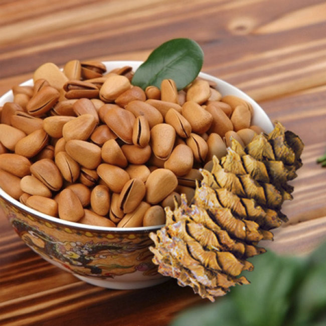 Hạt thông chứa hàng loạt các vitamin của nhóm B-complex vitamin như thiamin, riboflavin; niacin, acid pantothenic, vitamin B-6 (pyridoxine) và folate, giúp cơ thể phát triển sức đề kháng chống lại các tác nhân gây bệnh và sàng lọc các gốc oxy tự do có hại. Ảnh: hotdeal.